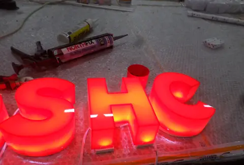 Verlichte doosletters in productie