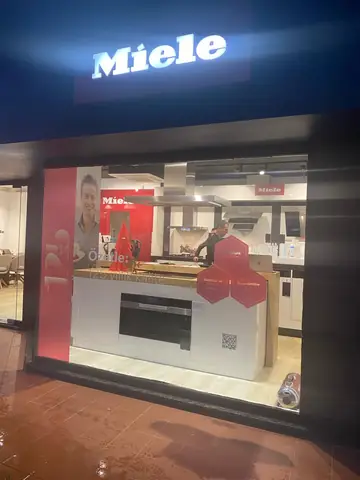 Gevelreclame voor winkelpui