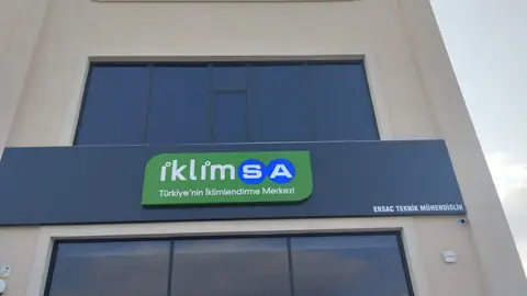 Gevelreclame voor winkelpui